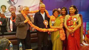 तिन कोइराला एकै ठाउँमा उभिए