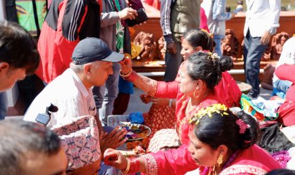 बालगोपालेश्वर मन्दिरमा दिदीबहिनी नहुनेले लगाए भाइटीका