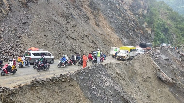 बाढी पहिरोका कारण यी मार्ग अवरूद्ध रहेका छन