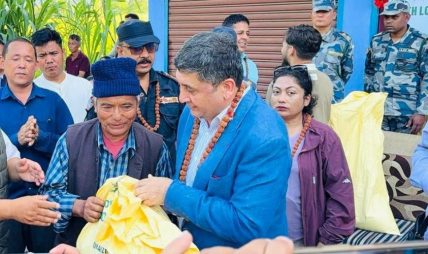 इलामका पहिरो पिडितलाई पाकिस्तान दूतावासले गर्यो राहत सामग्री वितरण