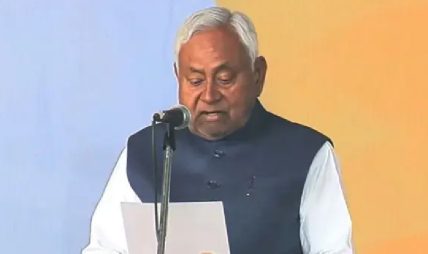 भारतको बिहारको मुख्यमन्त्री नितिश कुमारले पद तथा गोपनीयताको शपथ लिए