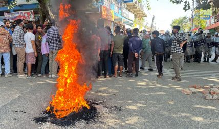 सिमरामा झडप, सडक खाली गर्न प्रदर्शनकारकलाई प्रहरीले दियो चेतावनी