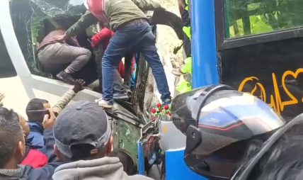 मलेखु–मुग्लिङ सडकखण्ड दुईवटा बस ठोक्किए, घाइतेको अवस्था सामान्य