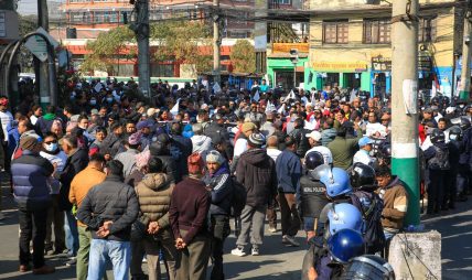 खोलानदीको मापदण्ड खारेजीको माग गर्दै माइतीघरमा बिरोध प्रर्दशन