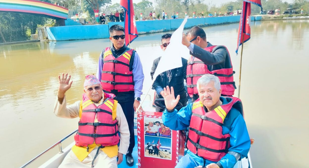 एमाले अध्यक्ष ओलीद्धारा ईन्द्रेणी तालमा मोटरबोटमा सयर