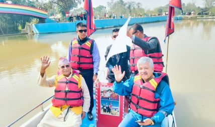 एमाले अध्यक्ष ओलीद्धारा ईन्द्रेणी तालमा मोटरबोटमा सयर