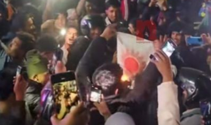 रास्वपाका कार्यकर्ताहरूले एमालेको झण्डा जलाएपछि चौतर्फी आलोचना, कडा प्रतिवाद गर्ने एमालेले दियो चेतावनी
