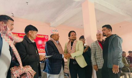 दाङ निर्वाचन क्षेत्र-३ का स्वतन्त्र  उम्मेदवार दर्नाल  सहित  वाईसिएलका केन्द्रीय सदस्य एमालेमा प्रवेश