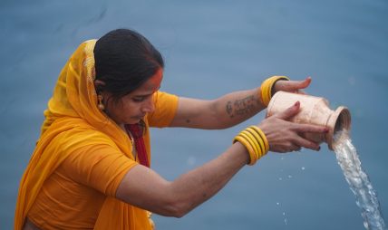 मिथिलामा आज अस्ताउँदो सूर्यलाई अर्घ दिए दिएर चैतपछि पर्व मनाइँदै