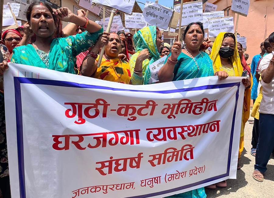 जनकपुरमा गुठी जग्गामा बसेकाहरूले बालेन सरकारका विरूद्ध  प्रदर्शन गर्दै मागे राजिनामा