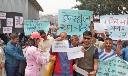 थापाथलीका सुकुम्बासी बस्ती भत्काउन २० ओटा डोजर, १५ हजार सुरक्षाकर्मी  परिचालन