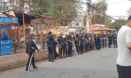 सुकुम्बासी बस्ती हटाउन ठूलो संख्यामा प्रहरी परिचालन