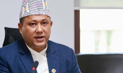 दिल्लीमा प्रधानमन्त्री बालेनको बचाउमा परराष्ट्रमन्त्री खनाल