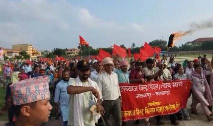 जनकपुरबाट काठमाडौ पैदल यात्रामा हिडे मिटर ब्याजी पिडितहरू जनकपुरबाट काठमाडौ पैदल यात्रामा हिडे मिटर ब्याजी पिडितहरू