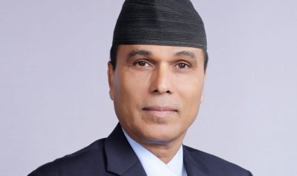 राप्रपा नेता विक्रम पाण्डेला प्रधानमन्त्री दैवी प्रकोप उद्धार कोषमा दिए १ करोड १ लाख
