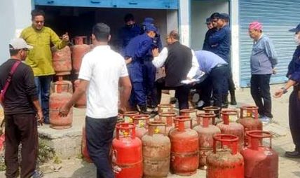 सरकारकै नालायकीपन, ग्यास सिलिण्डरमा पोखियो !