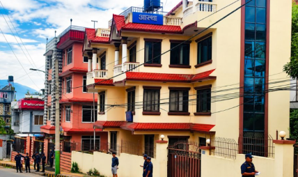 पत्रकार किशोर श्रेष्ठको घर र जनआस्थाको कार्यालयमा बिहानै प्रहरीको खानतलासी, पत्रकारहरूको विरोध