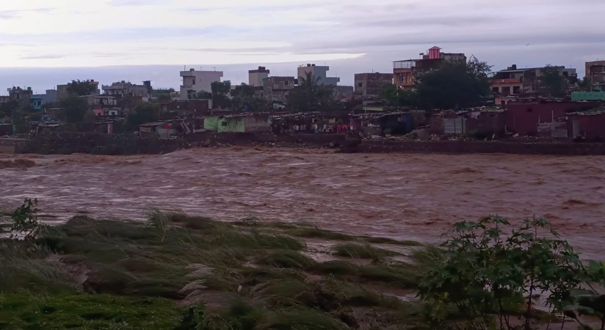 नारायणीमा पानीको सतह अहिले सम्मकै उच्च, दर्जनौ बस्ती  डुवानमा