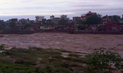 रूपन्देहीमा तिनाउको बाढीले बगायो ५ वटा घर