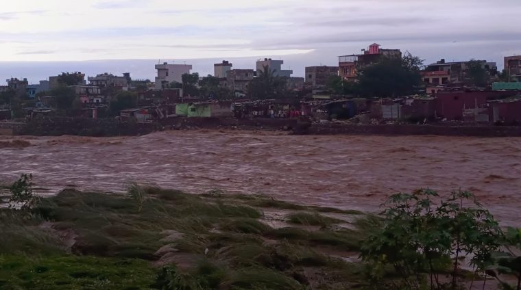 नारायणीमा पानीको सतह अहिले सम्मकै उच्च, दर्जनौ बस्ती  डुवानमा