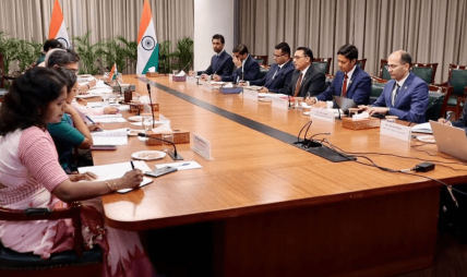 भारत भ्रमणमा रहेका अर्थमन्त्री वाग्लेको उच्चस्तरीय भेटवार्तामा नेपालको झण्डा नै गायव