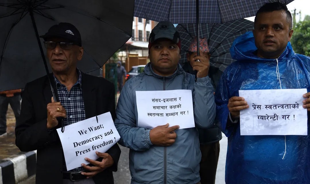 पानीमा रूझ्दै पत्रकार पक्राउ र सञ्चारगृह माथि धरपकडको विरूद्धमा पत्रकारहरू सडकमा