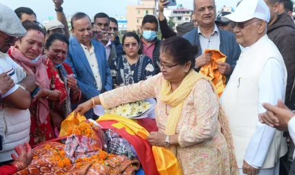 अध्यक्ष ओलीद्वारा नेता बस्नेतको पार्थिव शरीरमा पार्टीको झन्डा ओढाएर श्रद्धाञ्जली अर्पण