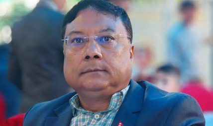 जनआस्था साप्ताहिकका प्रधानसम्पादक किशोर श्रेष्ठलाई छलफलका लागि भन्दै साइबर व्युरोको कार्यालय लगियो
