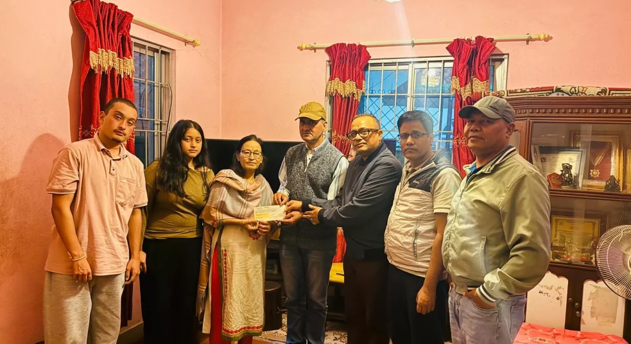 स्वर्गीय पत्रकार बसन्तप्रकाश उपाध्यायको परिवारलाई नेजा मार्फत १६ लाख भन्दा बढी नेपाल पत्रकार महासंघ मार्फत हस्तान्तरण